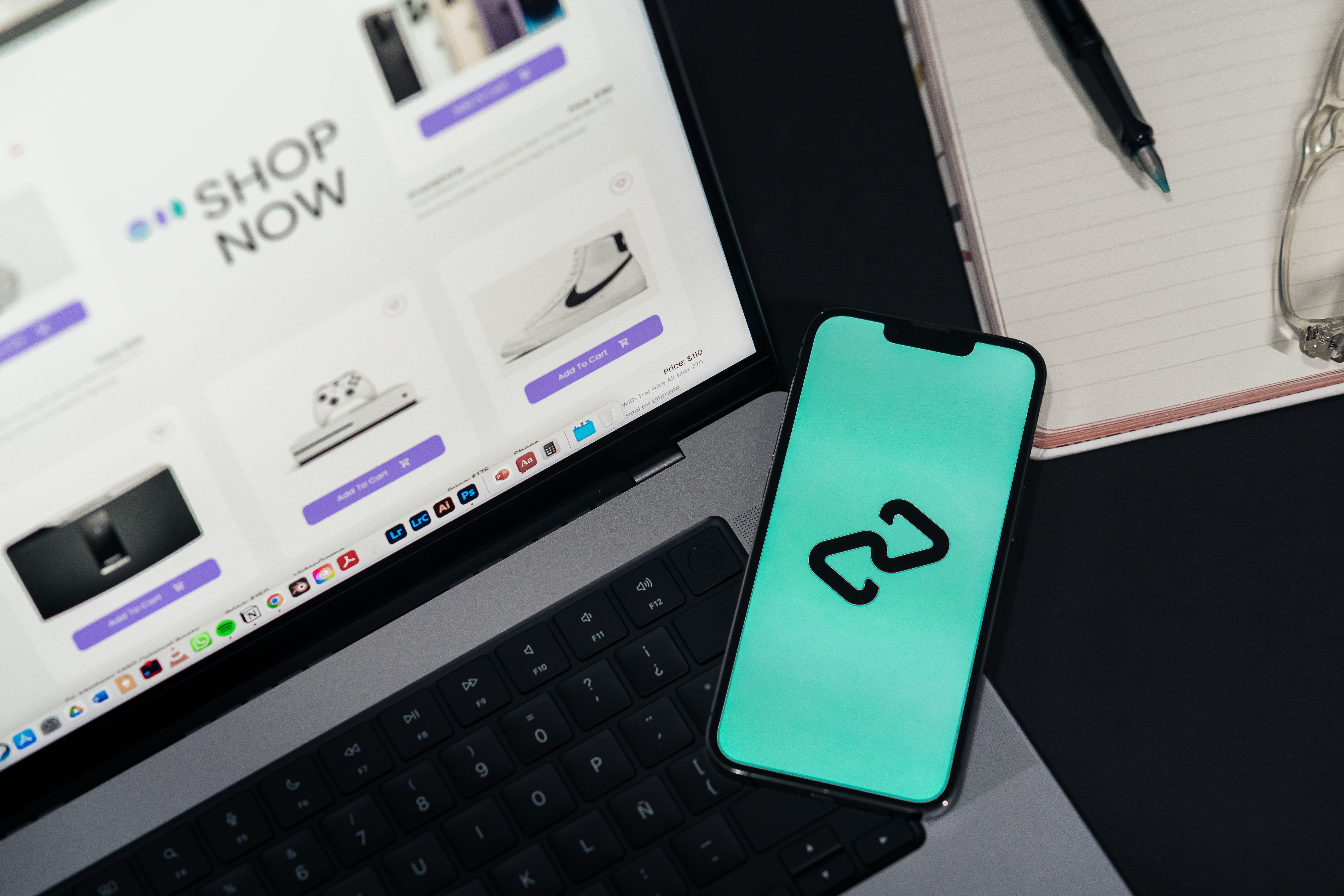 Laptop e smartphone con schermata di eCommerce, simbolo di interfaccia online e acquisto digitale