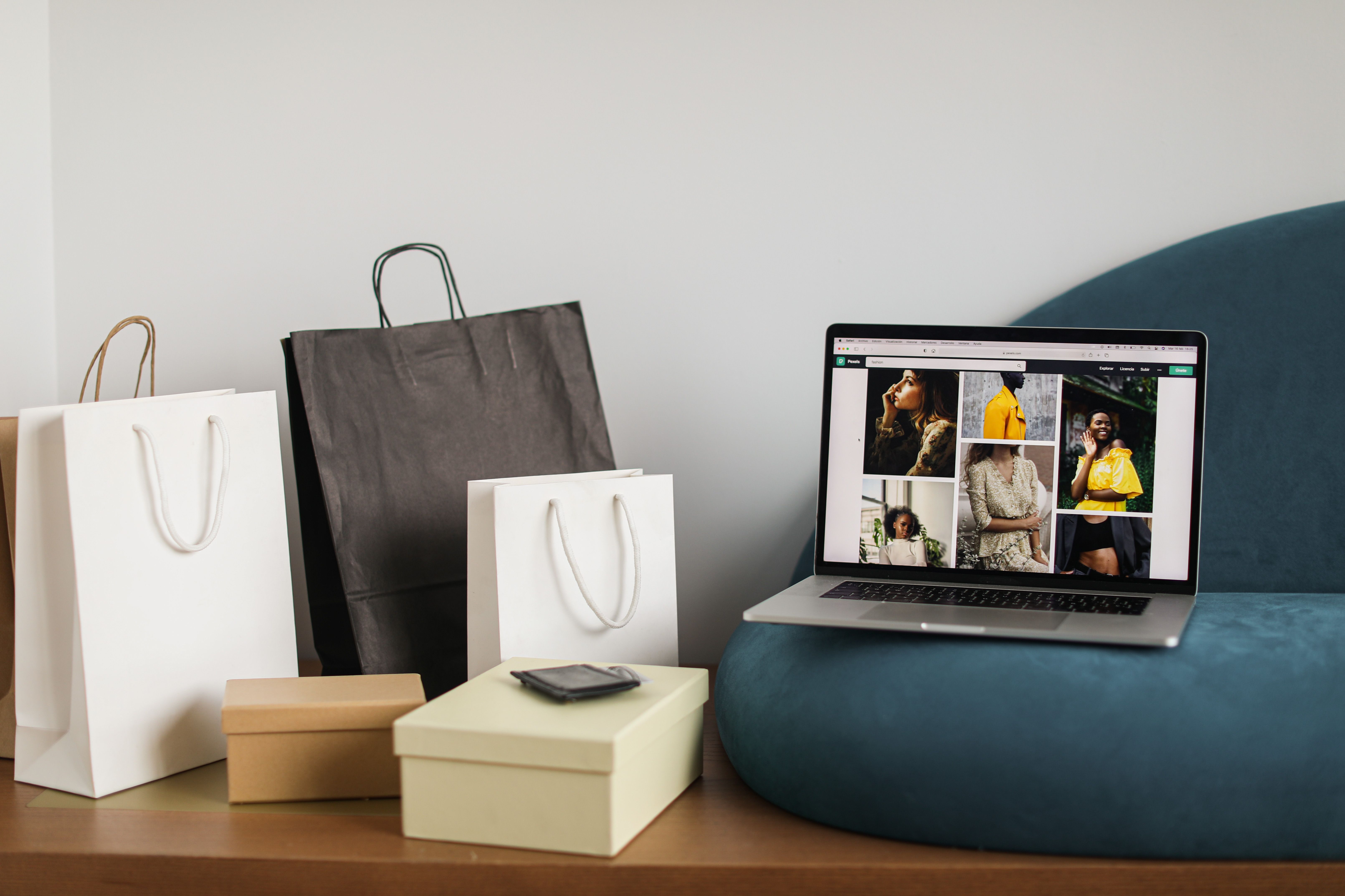 Laptop con eCommerce aperto e shopping bag, simbolo di vendita online e customer journey