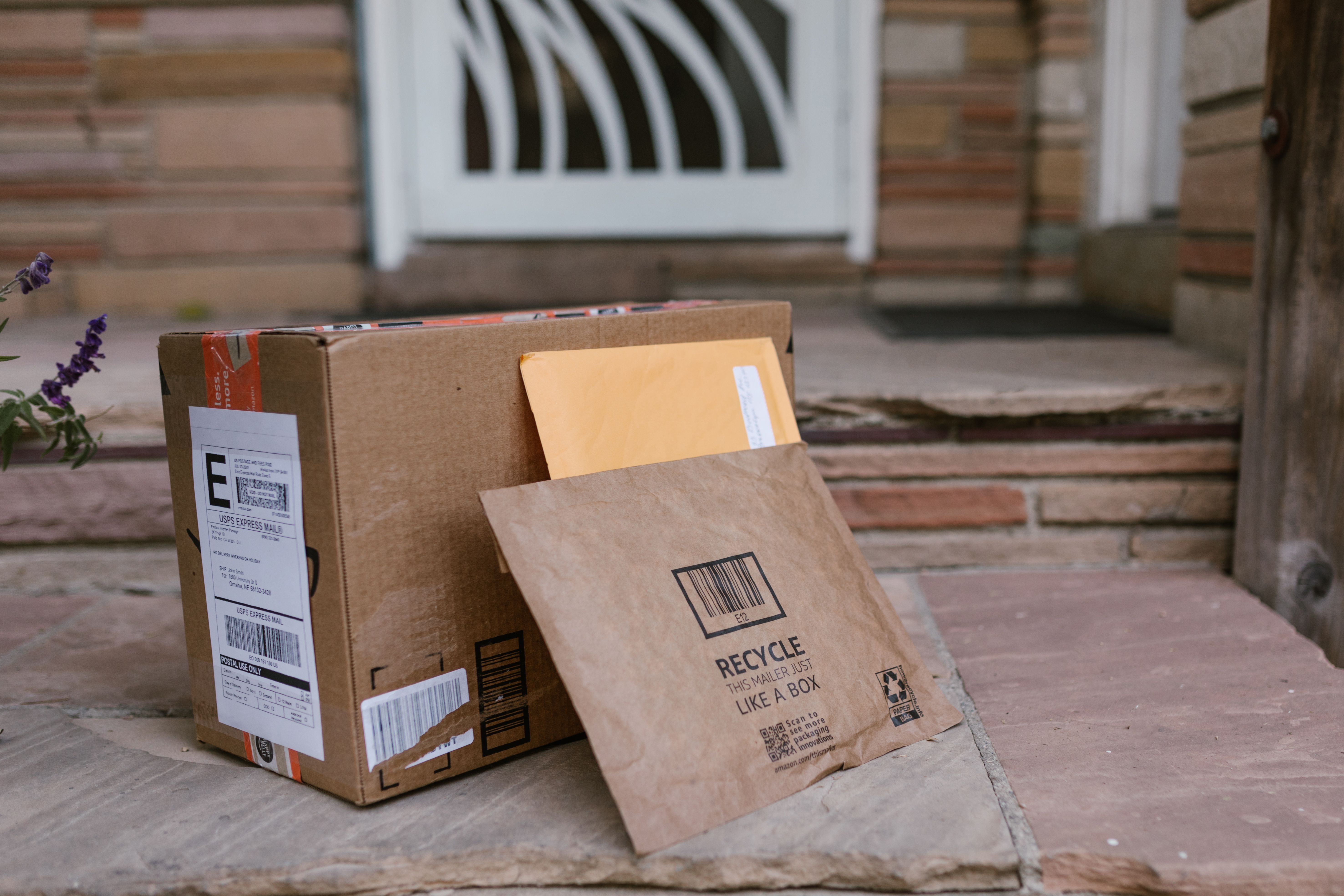 Pacchi consegnati davanti a una porta, simbolo del percorso post acquisto e dei resi online